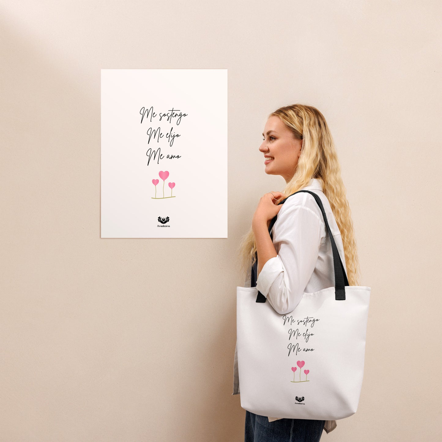 Mujer con bolsa tote Amadíssima en el hombro, caminando con presencia y afirmación “Me sostengo, me elijo, me amo”.