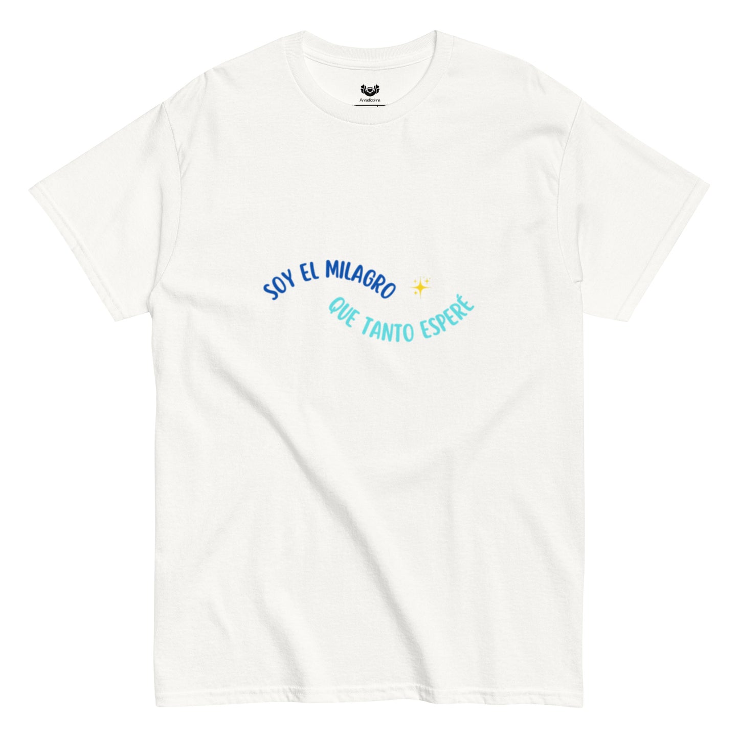 Camiseta blanca con frase “Soy el milagro que tanto esperé” vista frontal con costuras detalladas