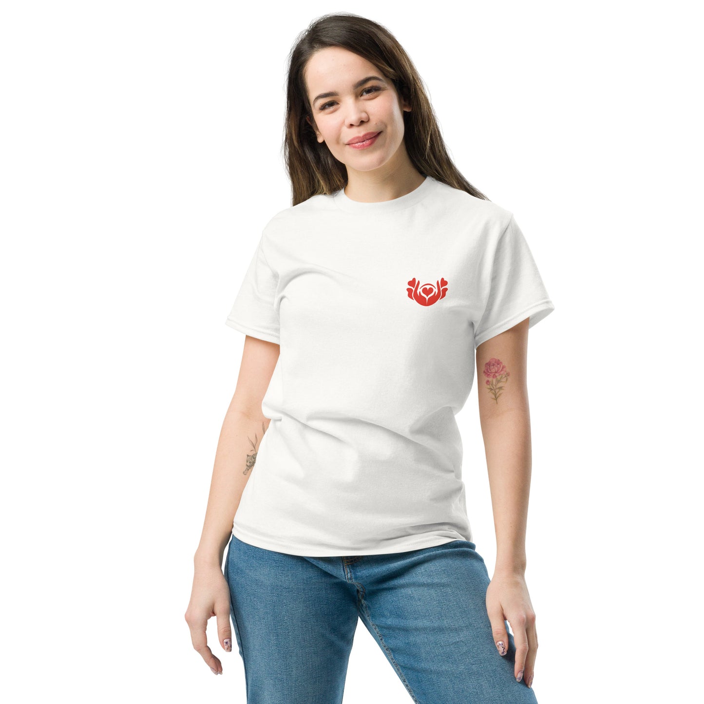 Camiseta blanca “Discreta y Encendida” con símbolo rojo Amadíssima, vista frontal