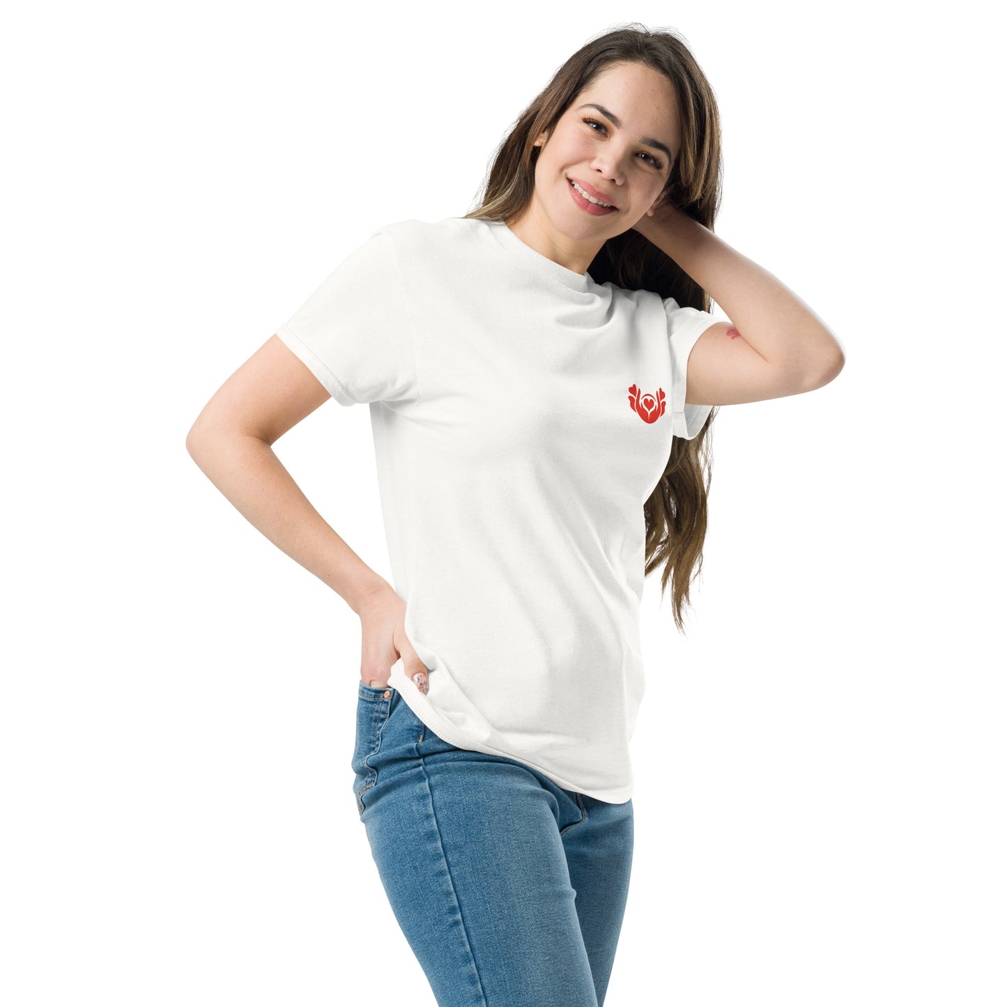 Camiseta blanca “Discreta y Encendida” con símbolo rojo Amadíssima, vista de perfil