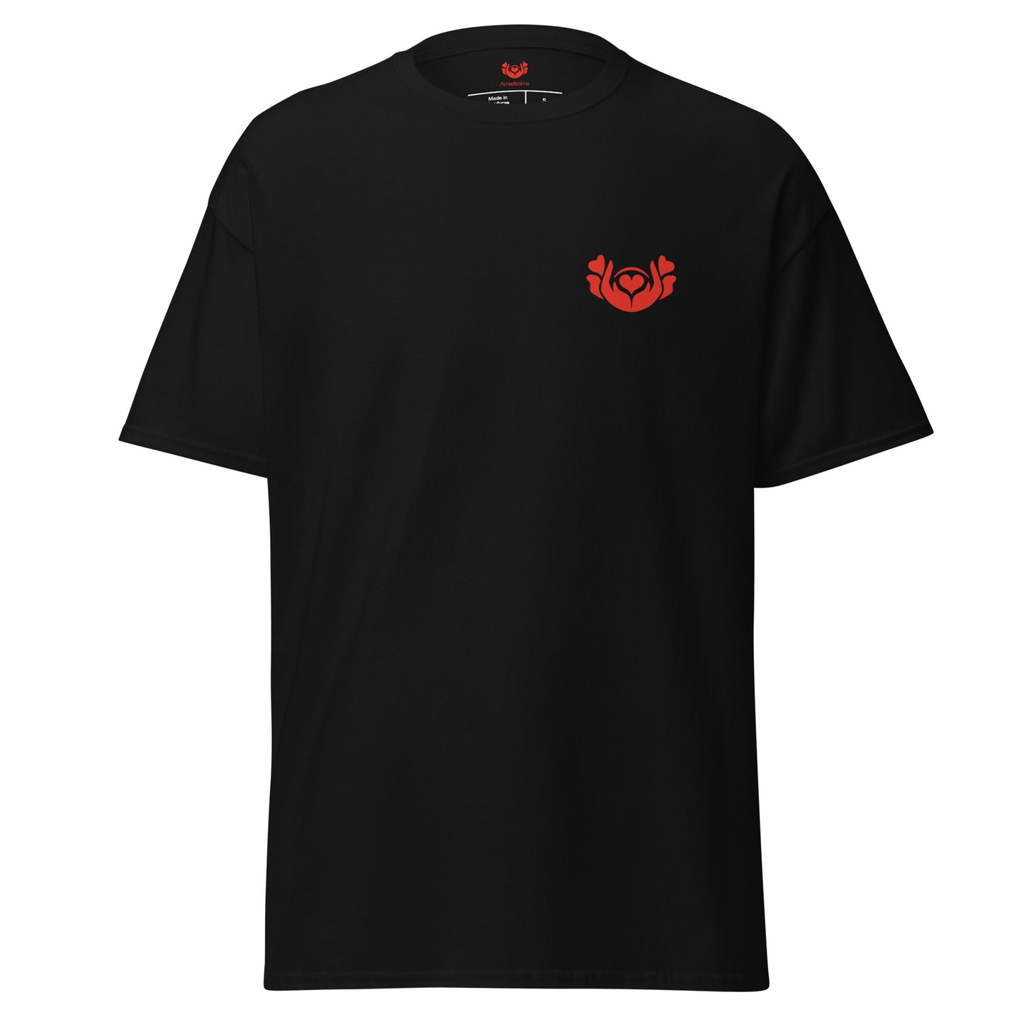 Detalle del símbolo rojo en camiseta negra “Discreta y Encendida”