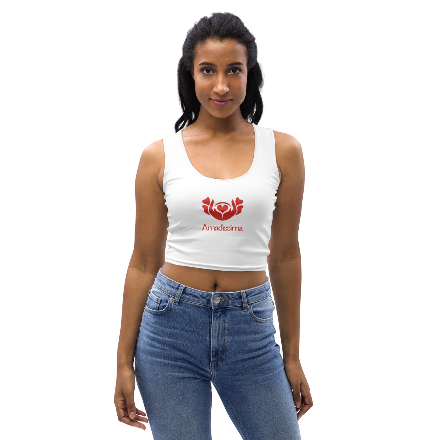 Mujer con crop top blanco “Latido Encendido” Amadíssima, vista frontal 2