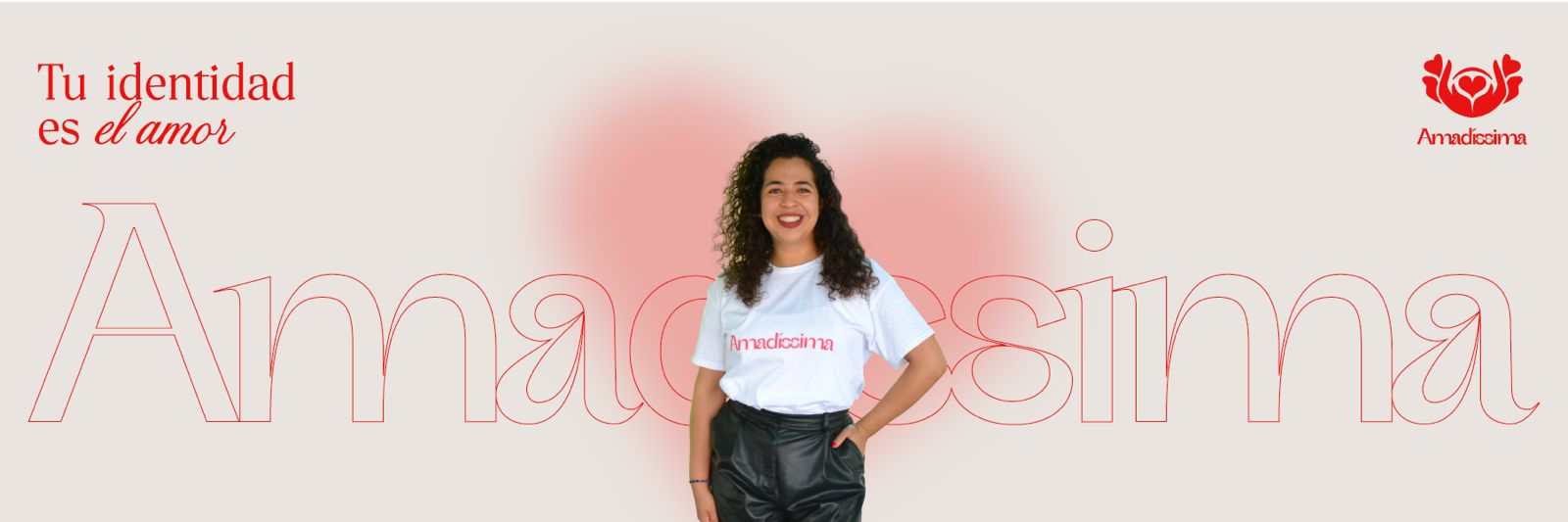 Mujer feliz vistiendo camiseta de amor propio Amadíssima