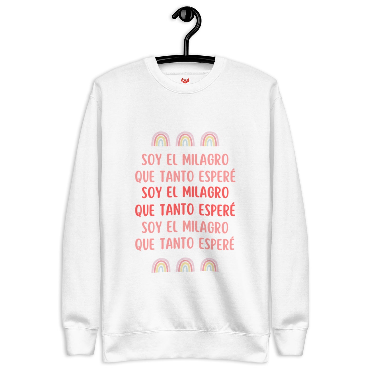 Sudadera blanca vintage "Soy el milagro que tanto esperé" colgada en percha, mostrando el diseño frontal.
