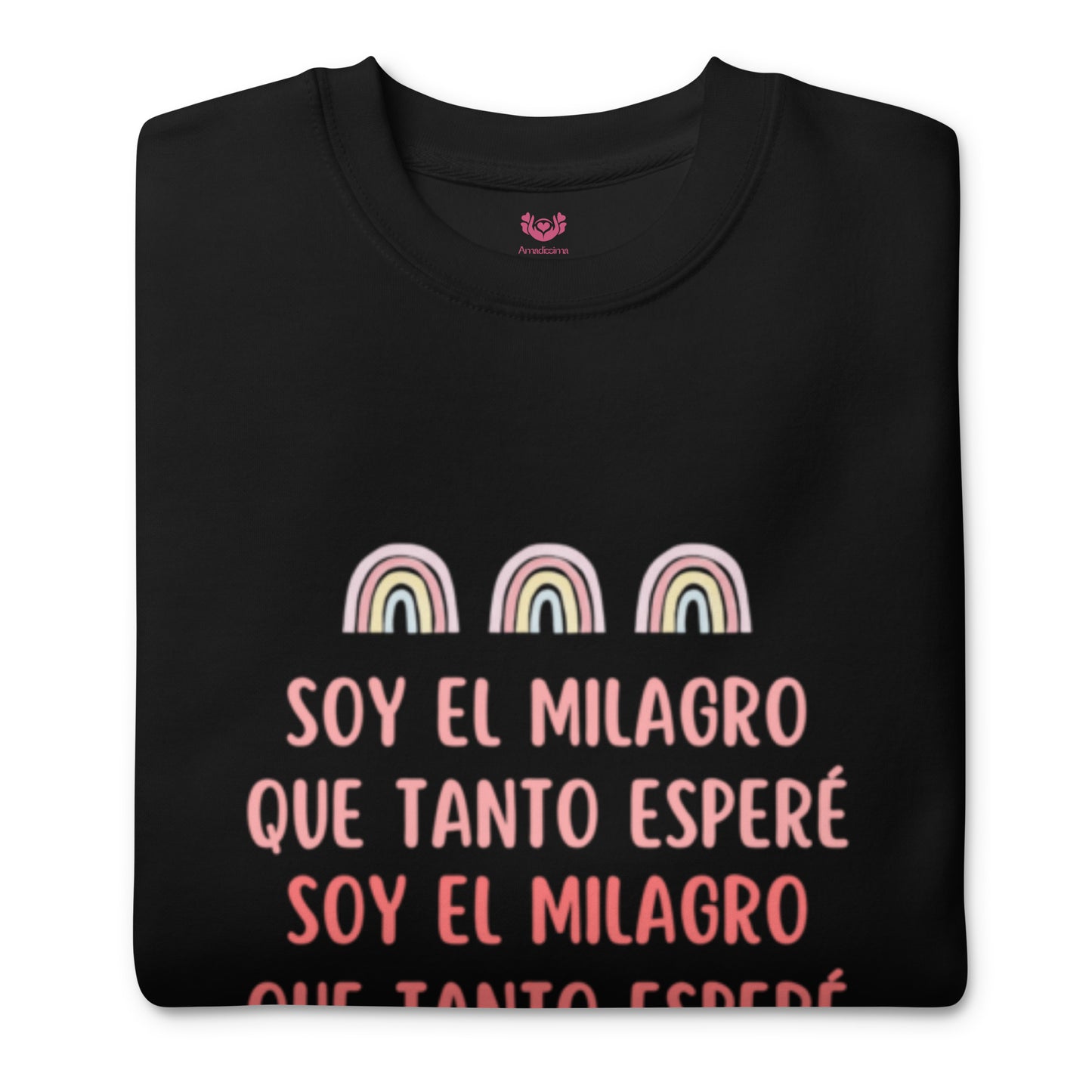 Sudadera negra "Soy el milagro que tanto esperé" doblada, destacando la textura suave y el mensaje inspirador.