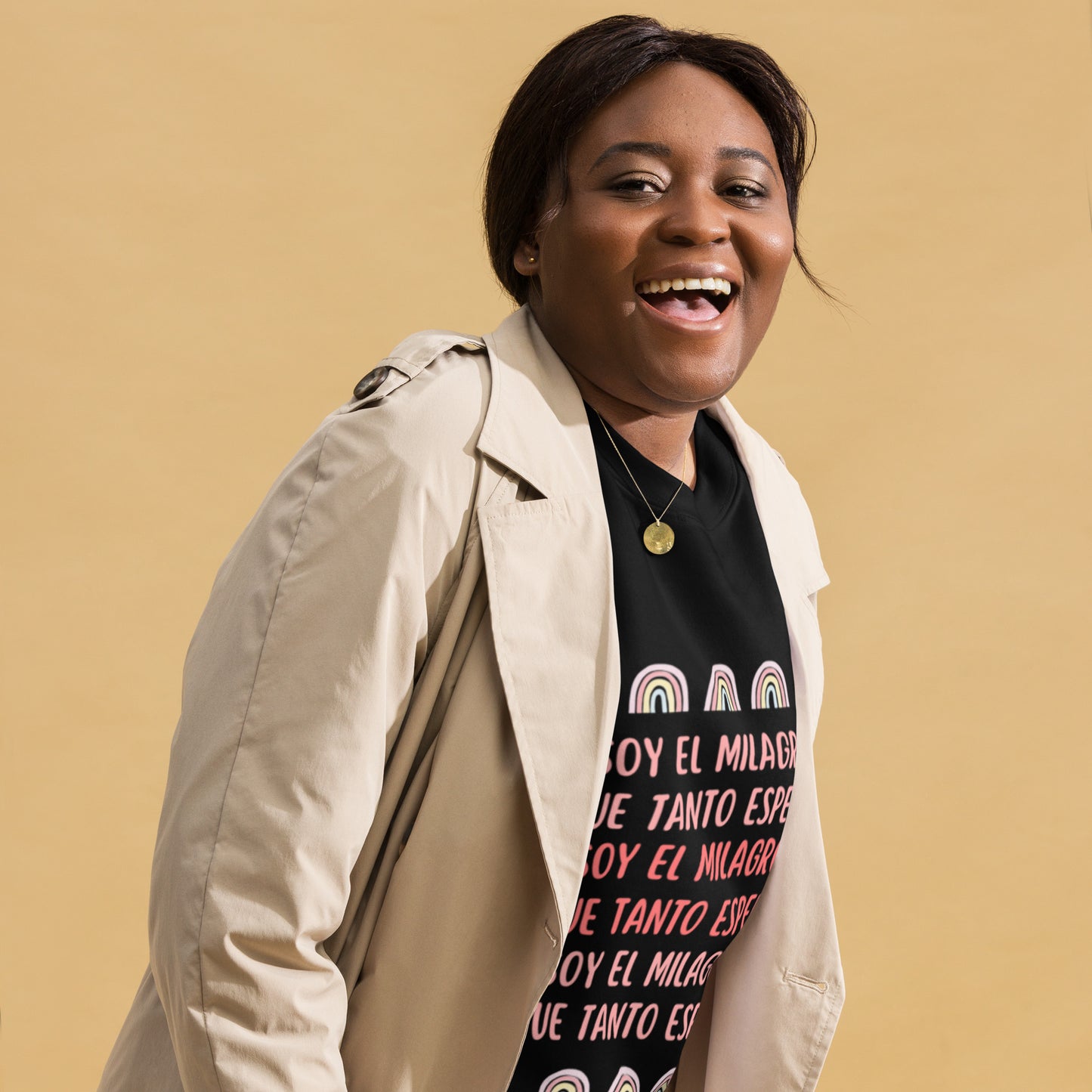 Mujer usando sudadera negra "Soy el milagro que tanto esperé" con mensaje de amor propio en ambiente casual.