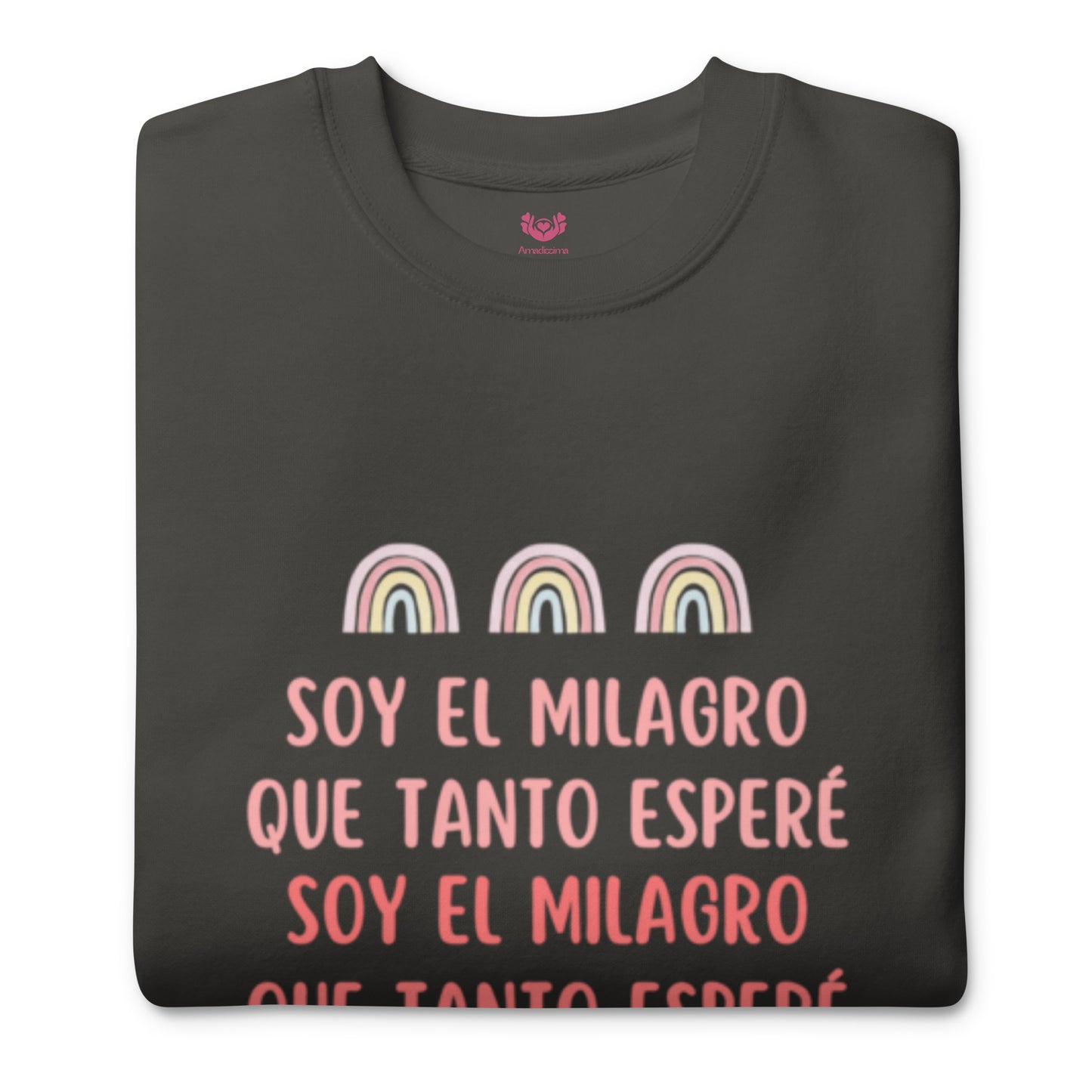 Sudadera negra vintage "Soy el milagro que tanto esperé" doblada, destacando la textura y el mensaje inspirador.