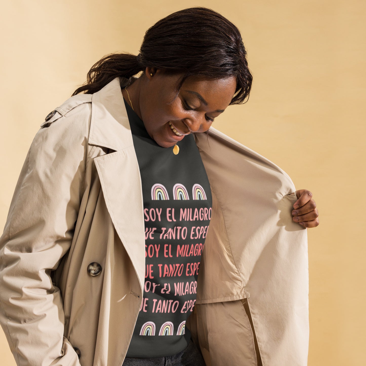 Mujer usando sudadera negra vintage "Soy el milagro que tanto esperé" con mensaje de amor propio en ambiente cotidiano.