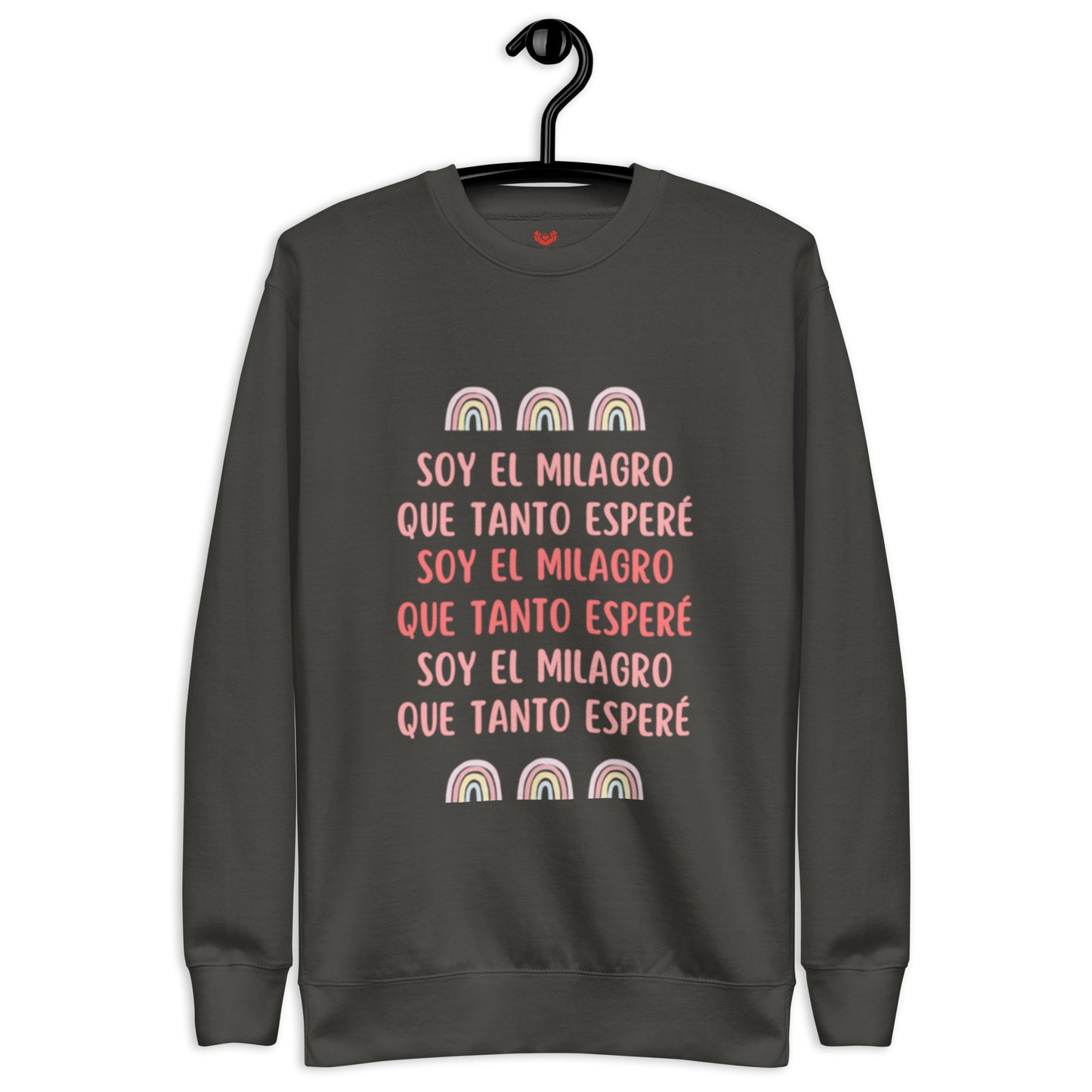 Sudadera negra vintage "Soy el milagro que tanto esperé" colgada en percha, mostrando el diseño y textura.