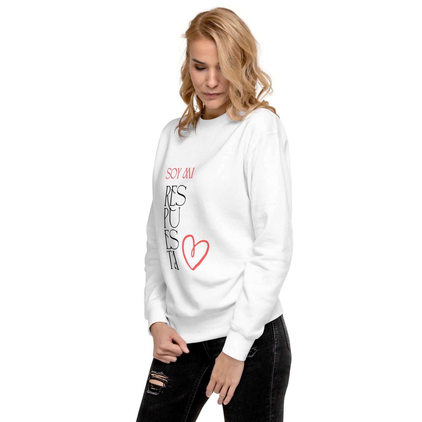 Perfil lateral sudadera mujer gruesa ‘Soy mi respuesta’ en blanco, mensaje positivo y amor propio