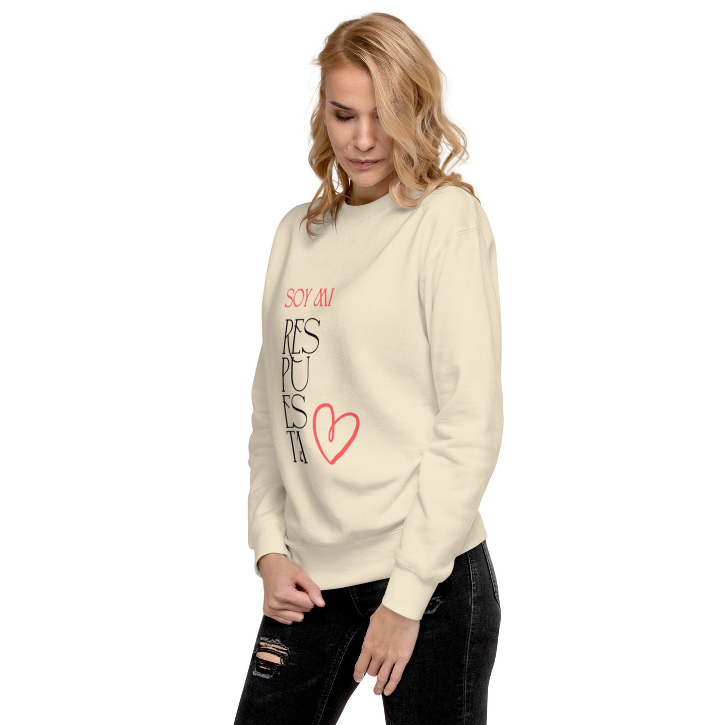 Perfil lateral sudadera mujer gruesa ‘Soy mi respuesta’ en bone, mensaje positivo y amor propio