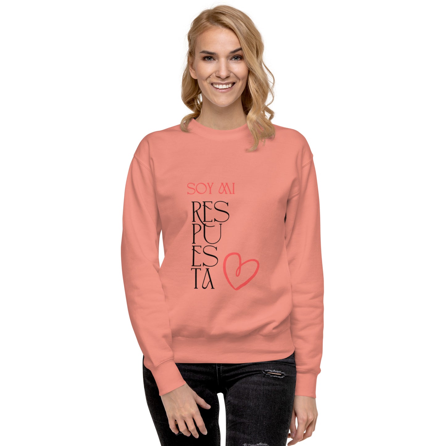“Sudadera mujer gruesa ‘Soy mi respuesta’ en color dusty rose, frontal, con mensaje de autoamor y amor propio”