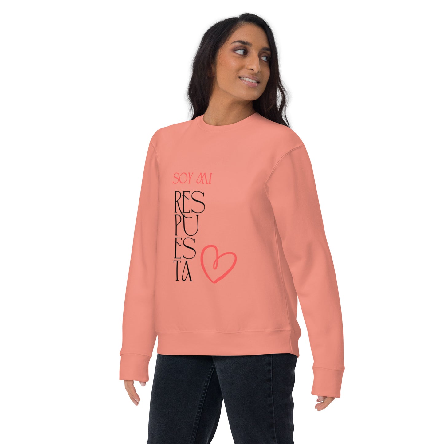 Perfil lateral sudadera mujer gruesa ‘Soy mi respuesta’ en dusty rose, mensaje positivo y amor propio