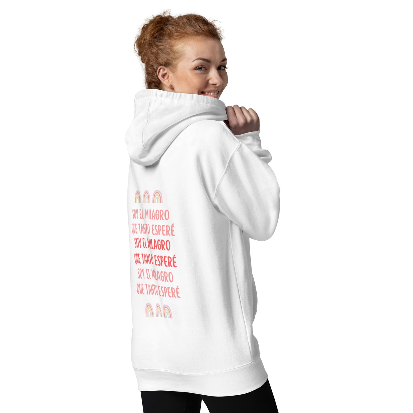 Mujer con sudadera blanca Amadíssima, vista de perfil, transmitiendo energía positiva.