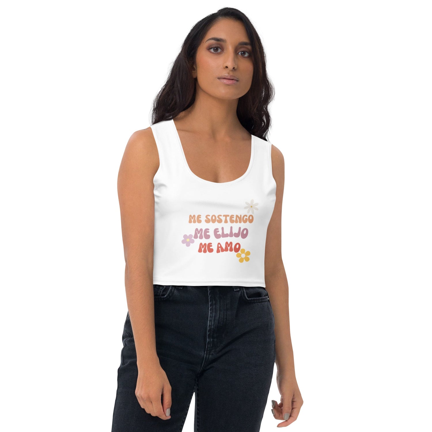 Croptop Amadíssima sobre mujer en calma. Ropa emocional y accesorios que sostienen en días difíciles.