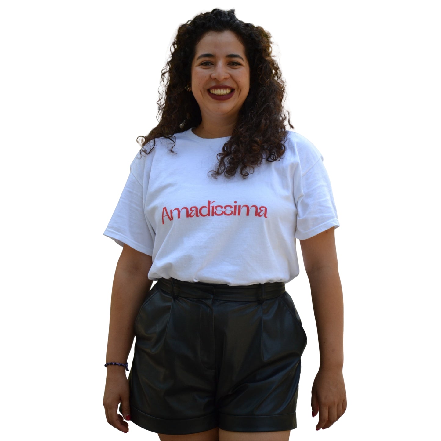 Mujer de frente con camiseta blanca Amadíssima, mostrando su presencia segura, risueña y amor propio.