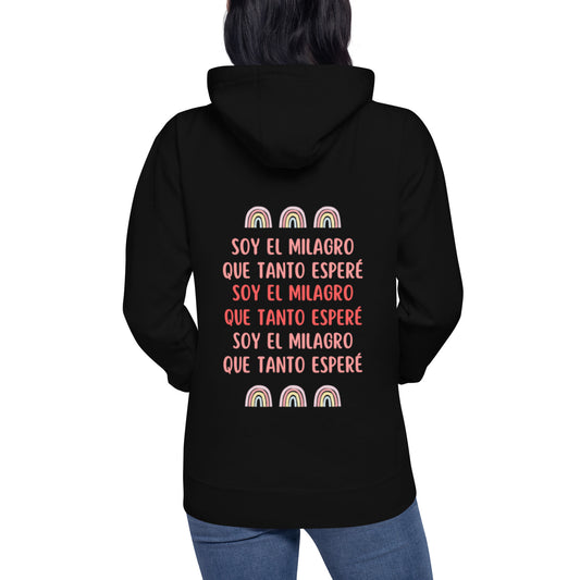 Detalle cercano de la espalda de sudadera negra Amadíssima con frase inspiradora.