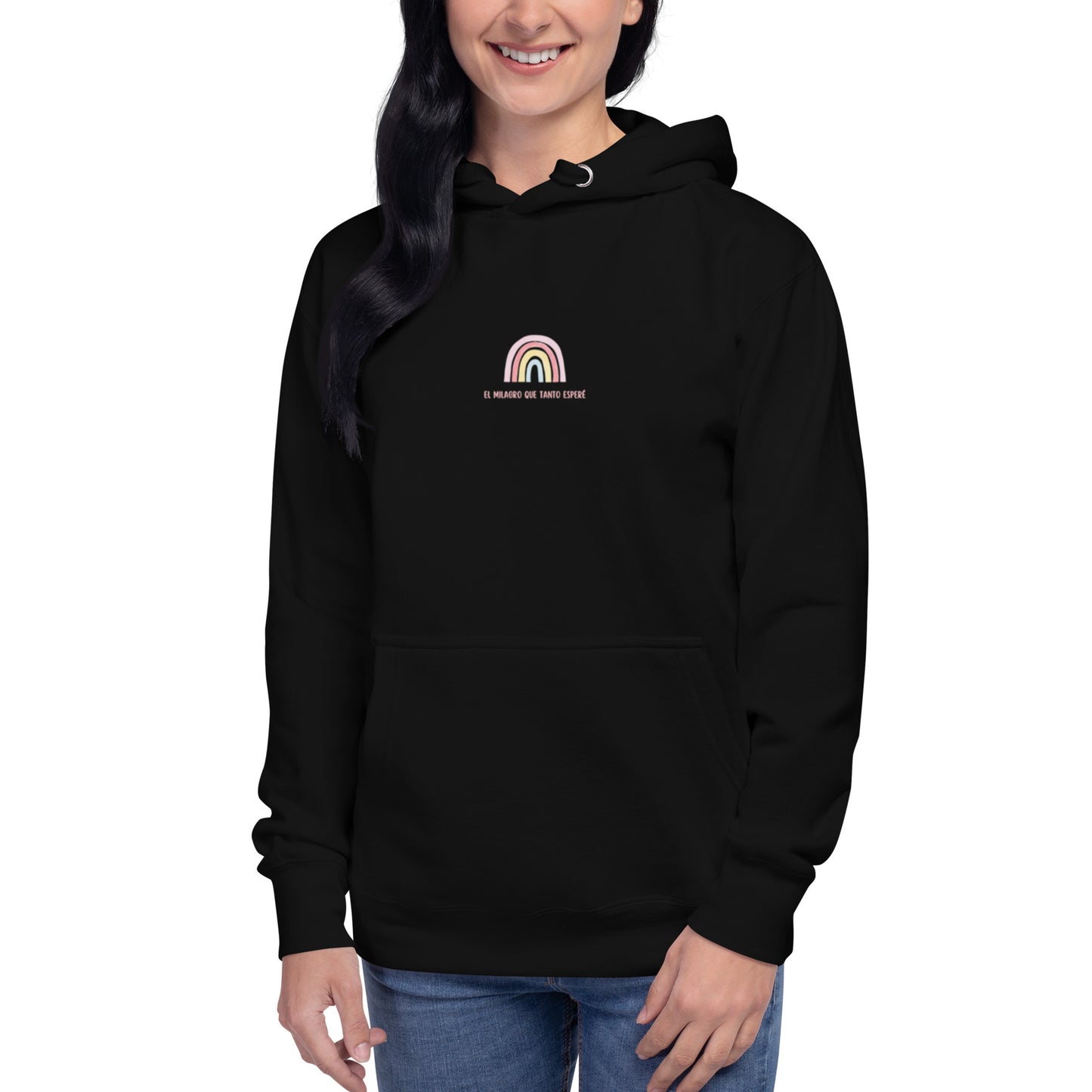 Mujer vistiendo sudadera negra Amadíssima, vista frontal con diseño poderoso