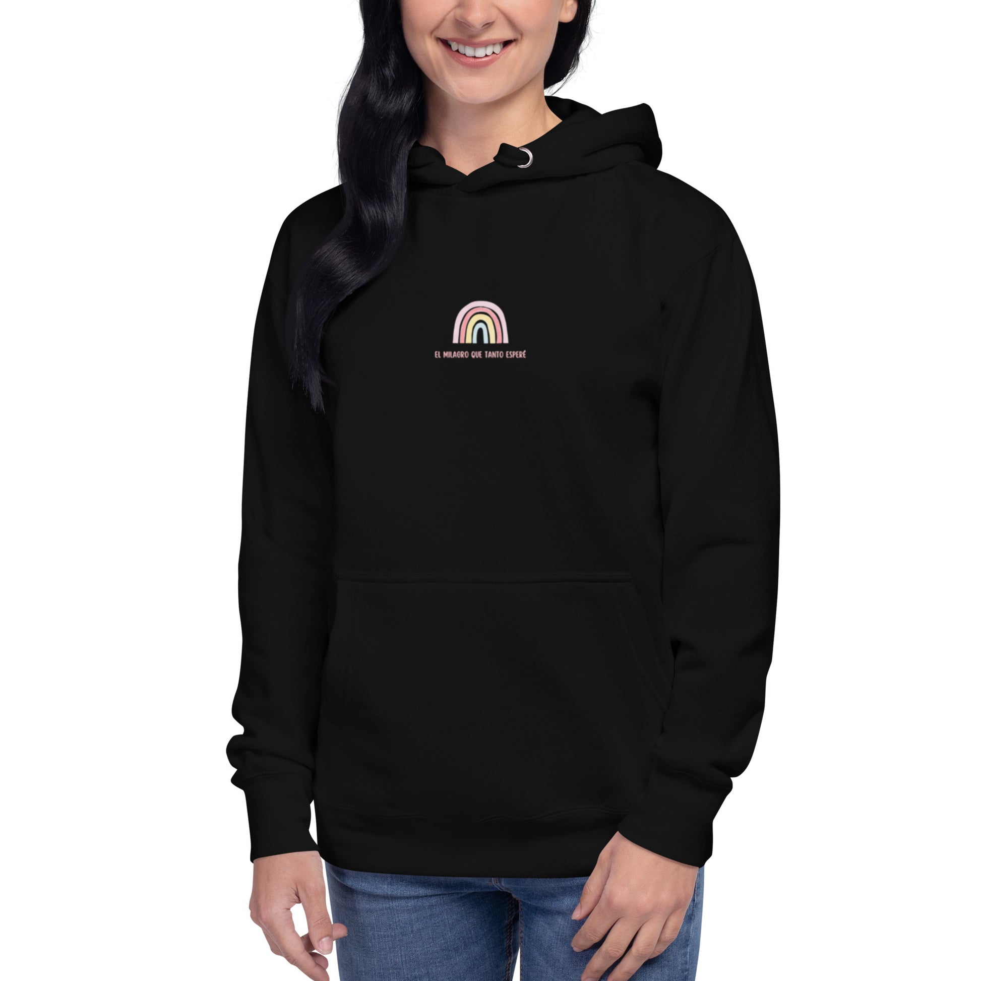 Mujer vistiendo sudadera negra Amadíssima, vista frontal con diseño poderoso
