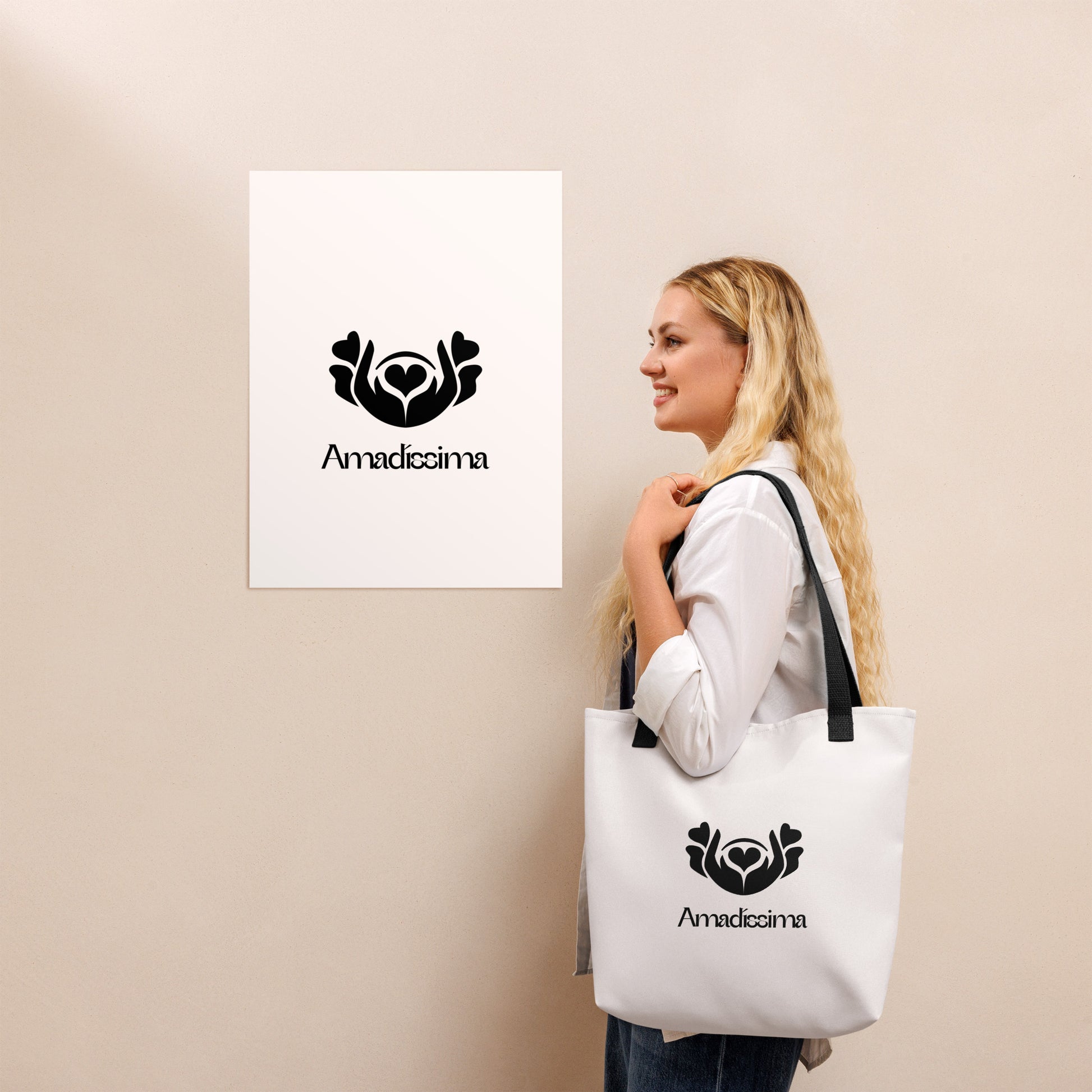 Mujer usando bolsa tote blanca “Esencial” con logo negro Amadíssima