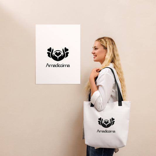 Mujer usando bolsa tote blanca “Esencial” con logo negro Amadíssima