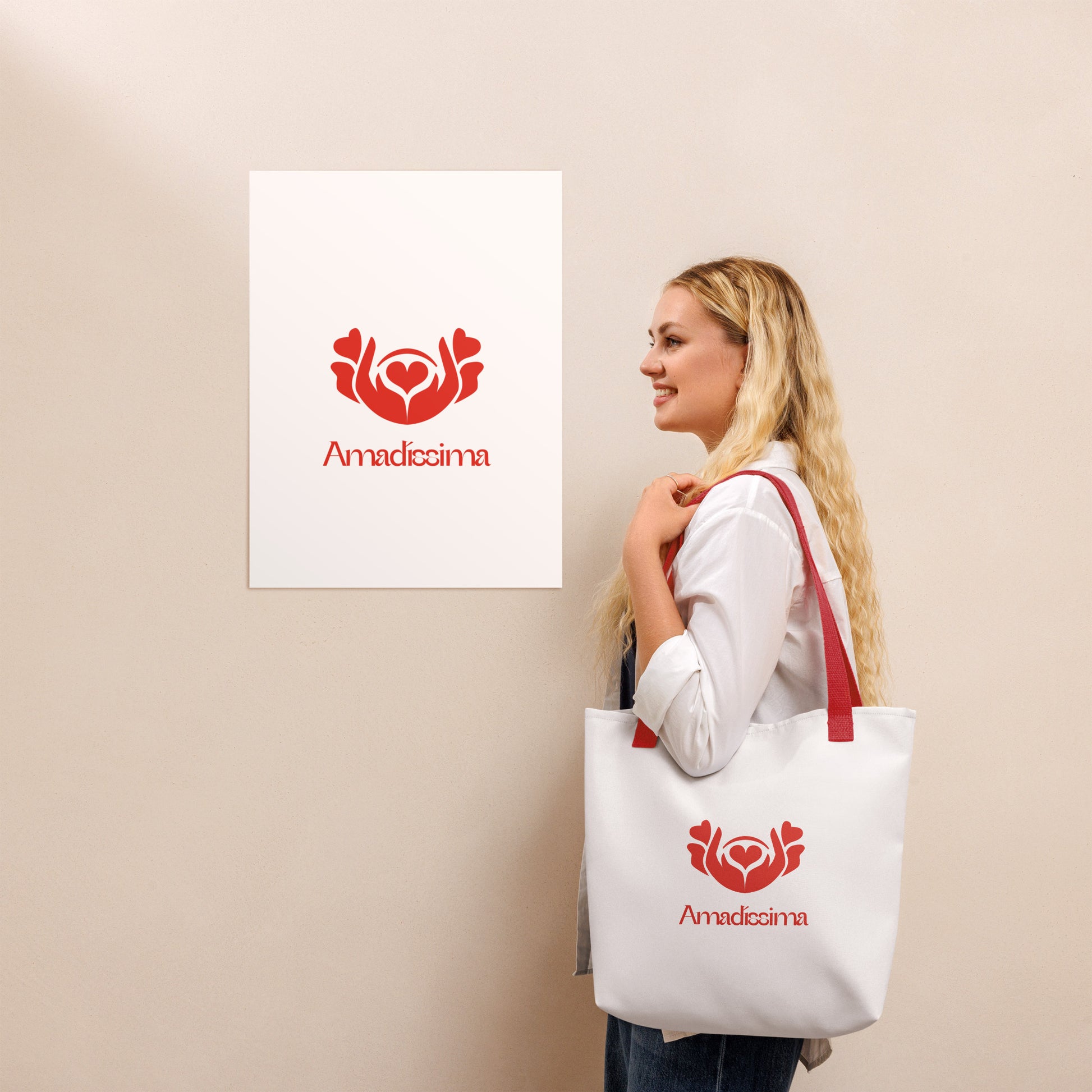 Mujer usando bolsa tote blanca “Esencial” con logo rojo Amadíssima