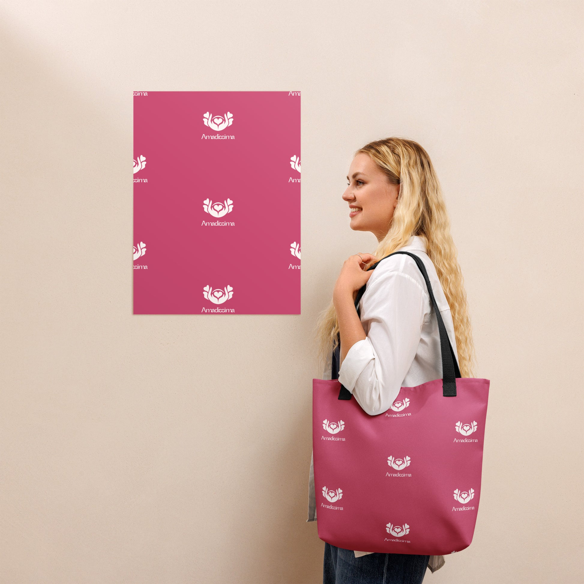 Mujer llevando bolsa tote “Multiversa” fucsia Amadíssima al hombro