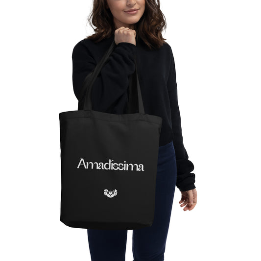 Mujer usando bolsa tote negra “Sutil” Amadíssima, vista lateral