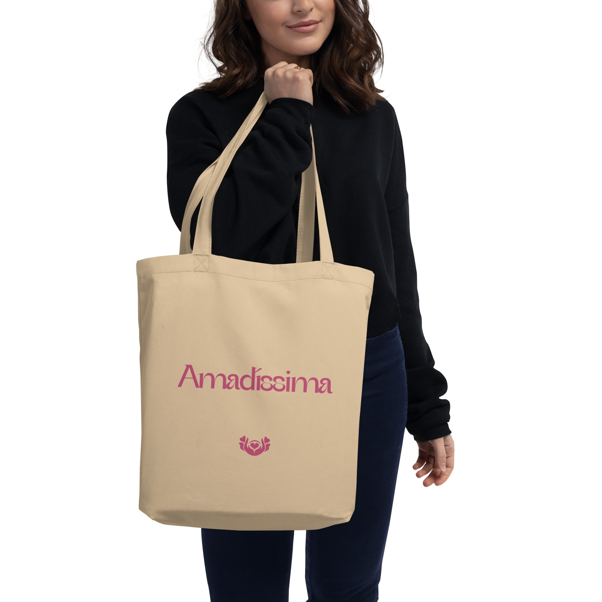 Mujer usando bolsa tote oyster “Sutil” Amadíssima, vista lateral