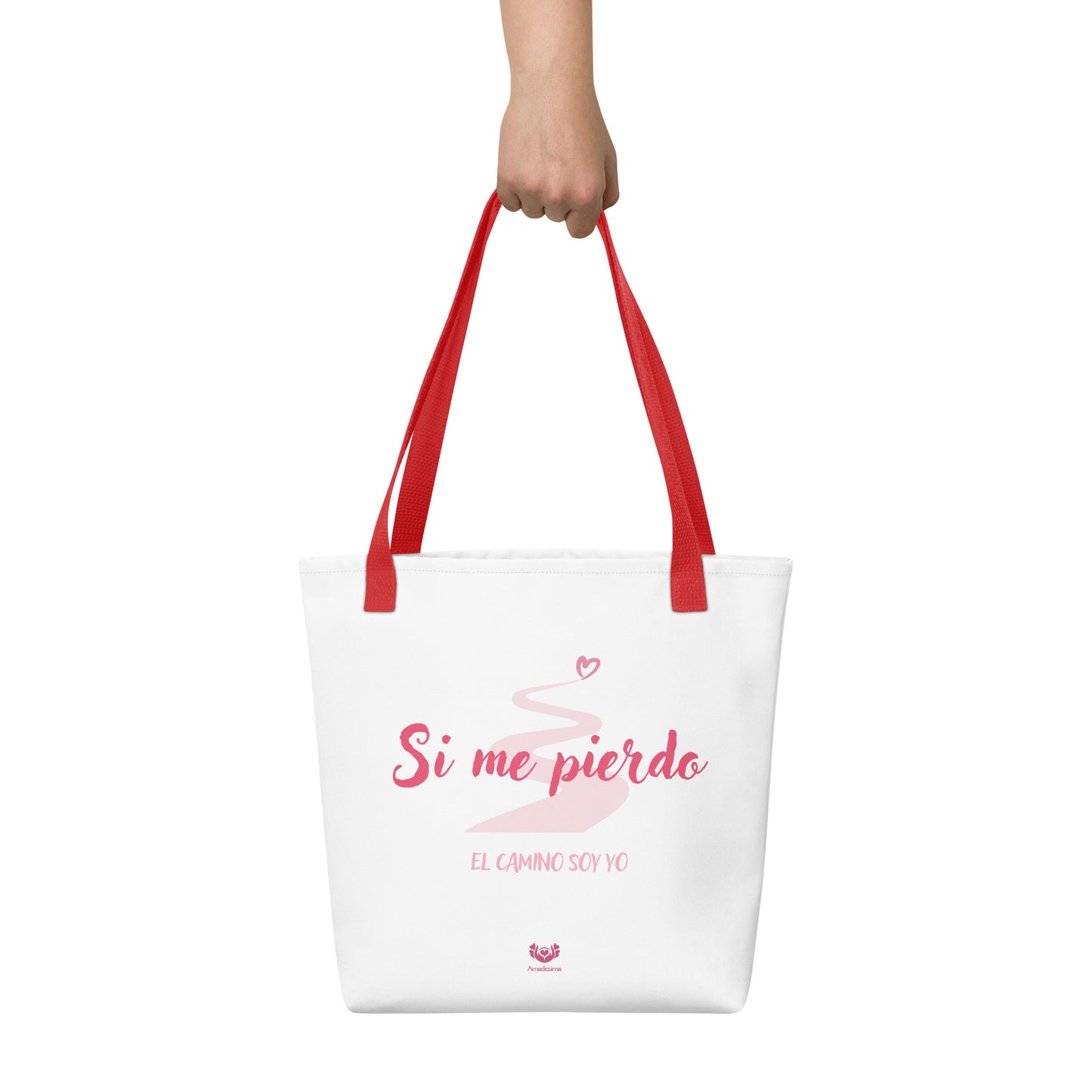 Detalle de las manos sosteniendo la bolsa de tela con mensaje consciente y asa roja