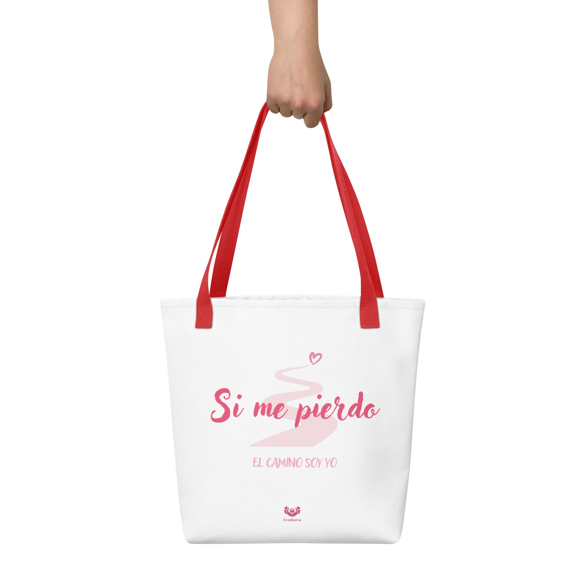 Detalle de las manos sosteniendo la bolsa de tela con mensaje consciente y asa roja