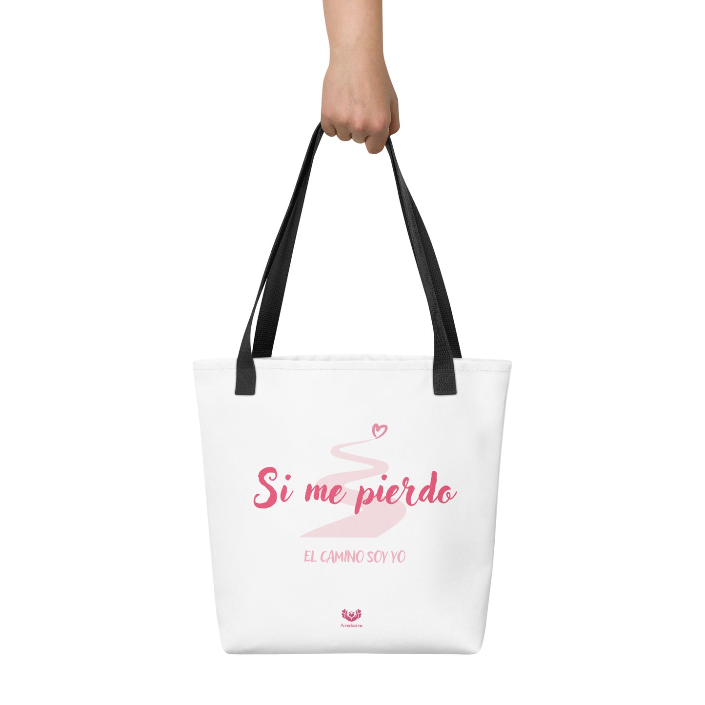 Detalle de las manos sosteniendo la bolsa de tela con mensaje consciente