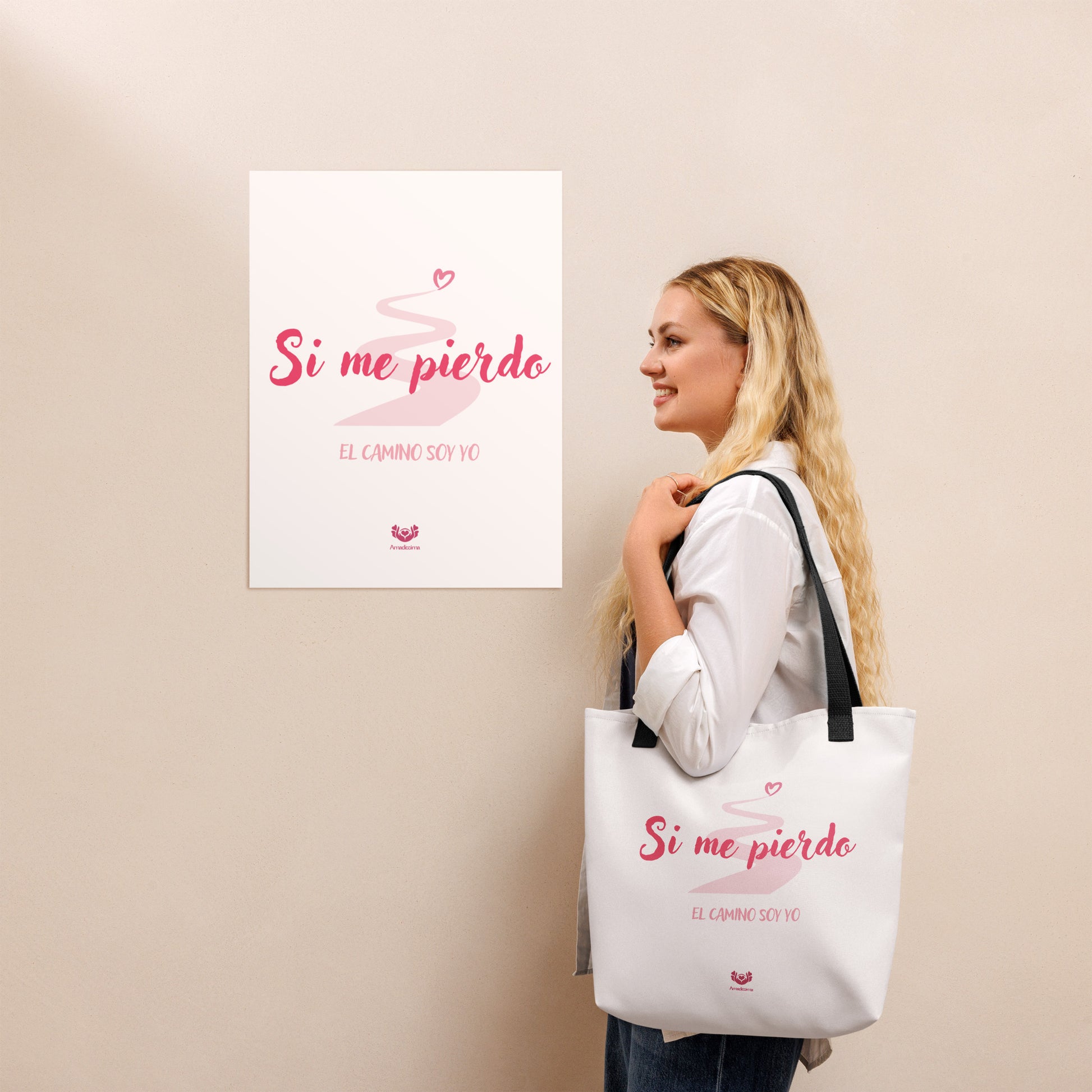 Mujer con bolsa de tela “Si me pierdo, el camino soy yo” al hombro, caminando con confianza