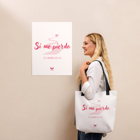 Mujer con bolsa de tela “Si me pierdo, el camino soy yo” al hombro, caminando con confianza