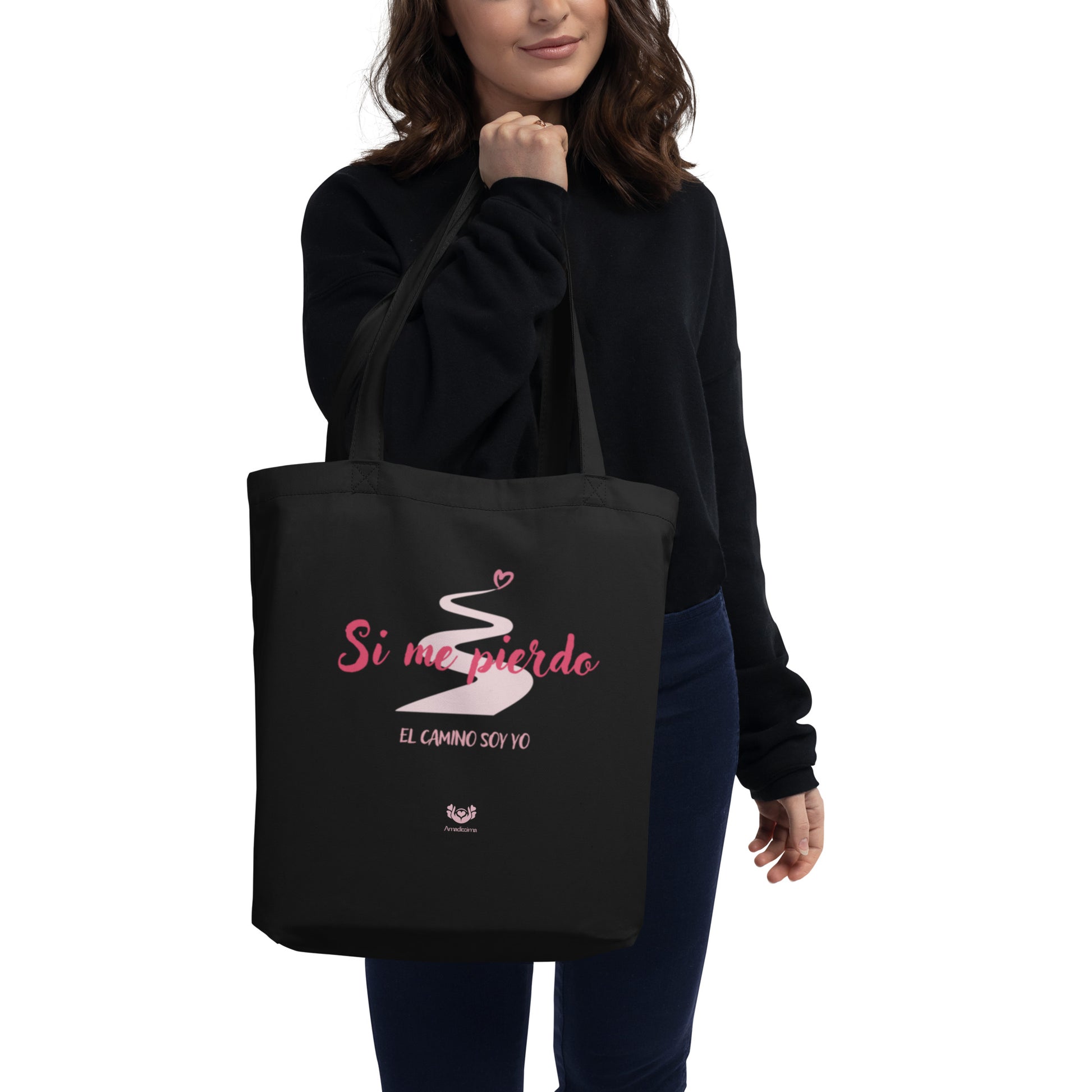 Mujer con bolsa tote ecológica Amadíssima con frase “Si me pierdo, el camino soy yo”, caminando con presencia y verdad