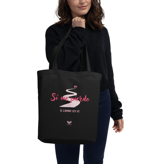 Mujer con bolsa tote ecológica Amadíssima con frase “Si me pierdo, el camino soy yo”, caminando con presencia y verdad