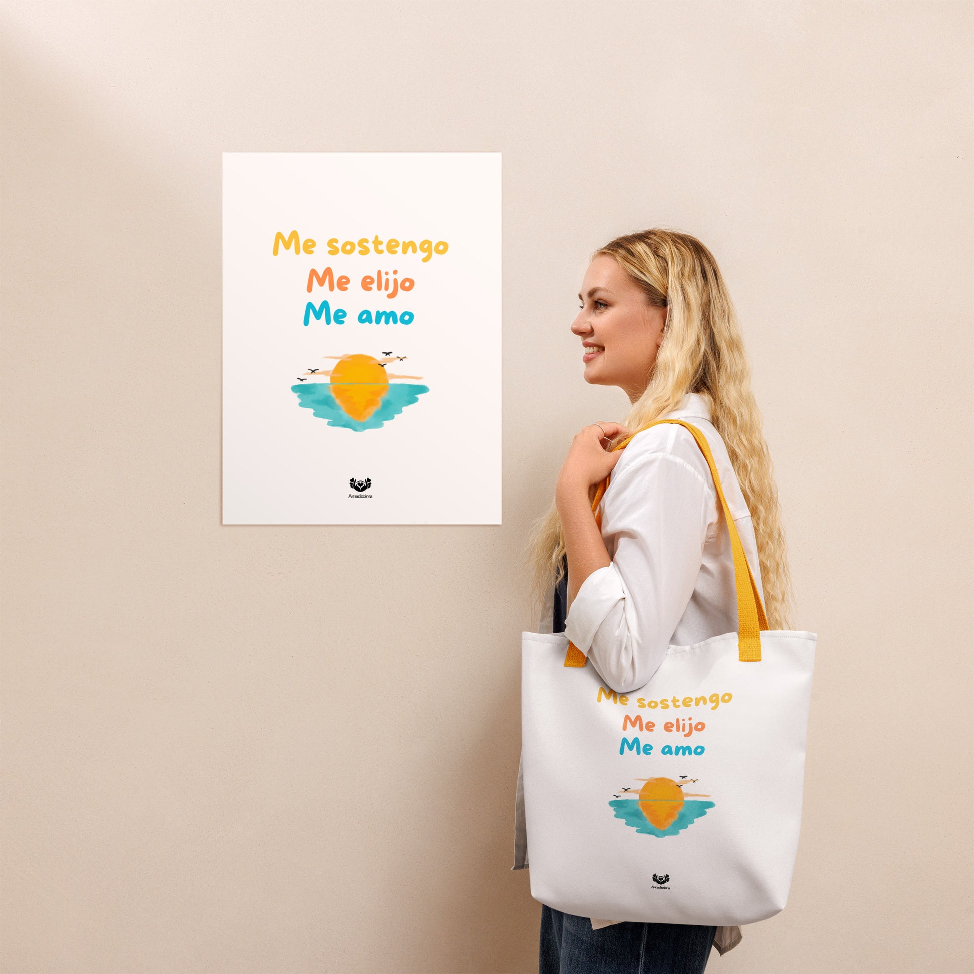 Mujer caminando con bolsa tote “Me sostengo, me elijo, me amo” con asas amarillas