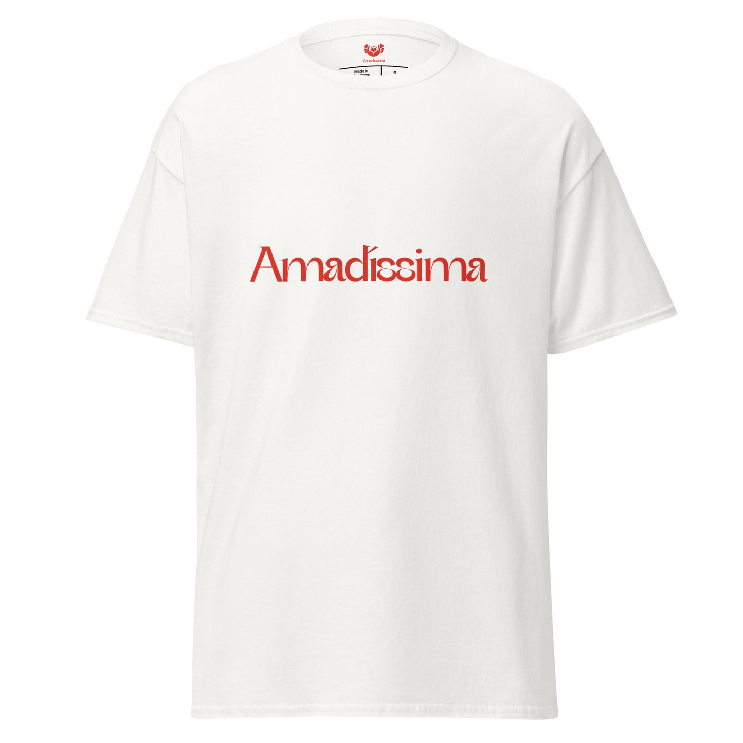 Camiseta blanca plana con la palabra Amadíssima en rojo, diseño limpio y emocional.
