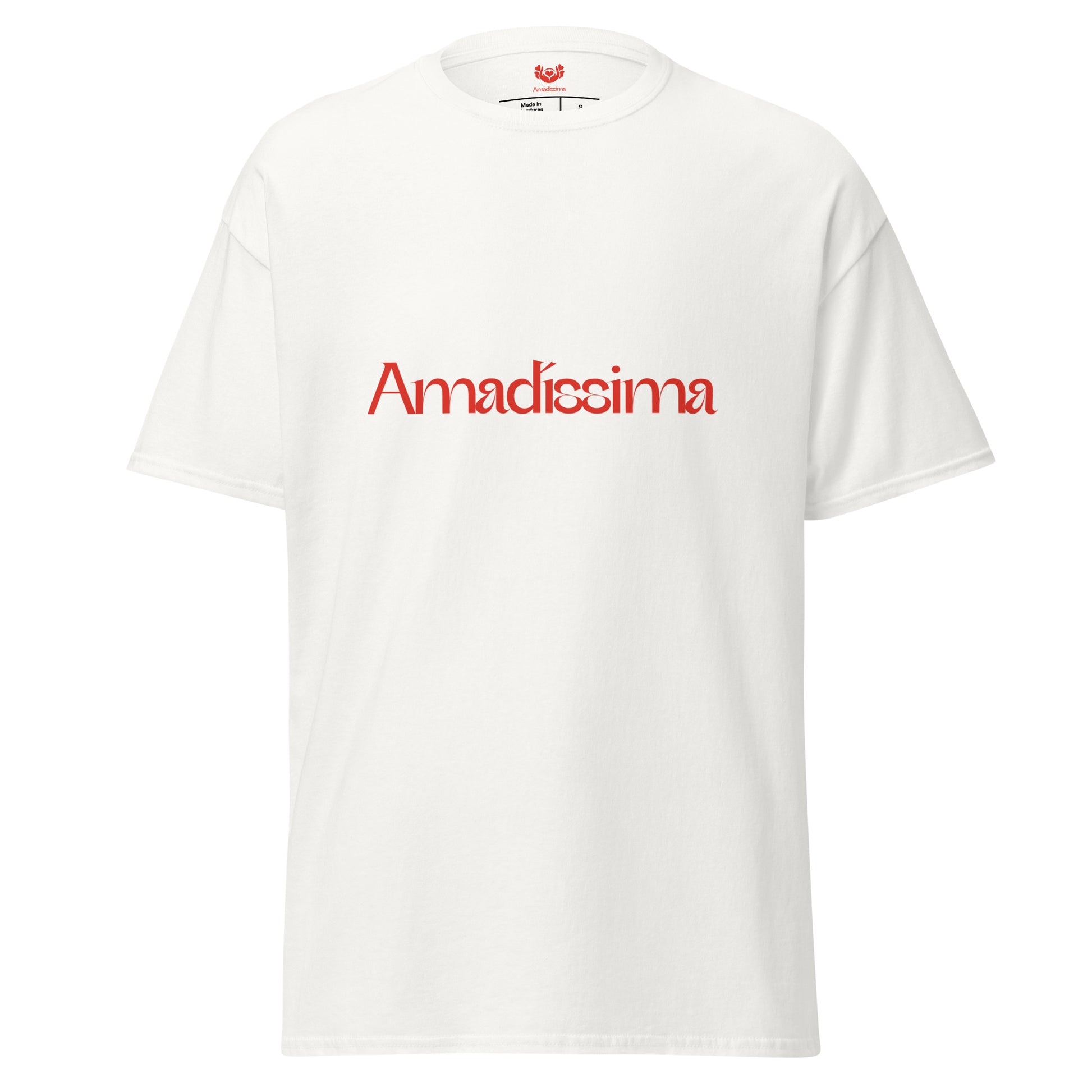 Camiseta blanca plana con la palabra Amadíssima en rojo, diseño limpio y emocional.