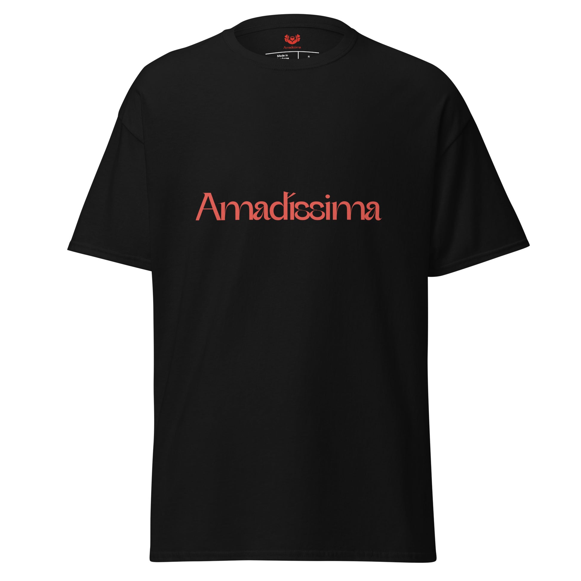 Camiseta negra plana con la palabra Amadíssima en rojo, elegante y simbólica.