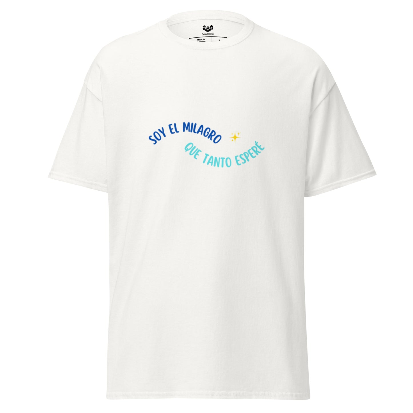 Primer plano de la frase “Soy el milagro que tanto esperé” en camiseta blanca
