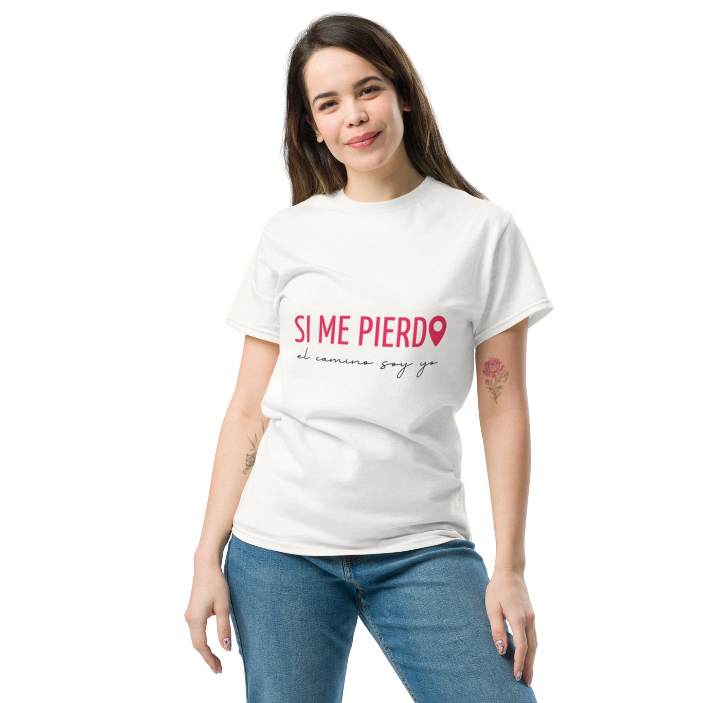 Mujer con camiseta blanca “Si me pierdo el camino soy yo”, diseño consciente y tejido suave Amadíssima, vista frontal.
