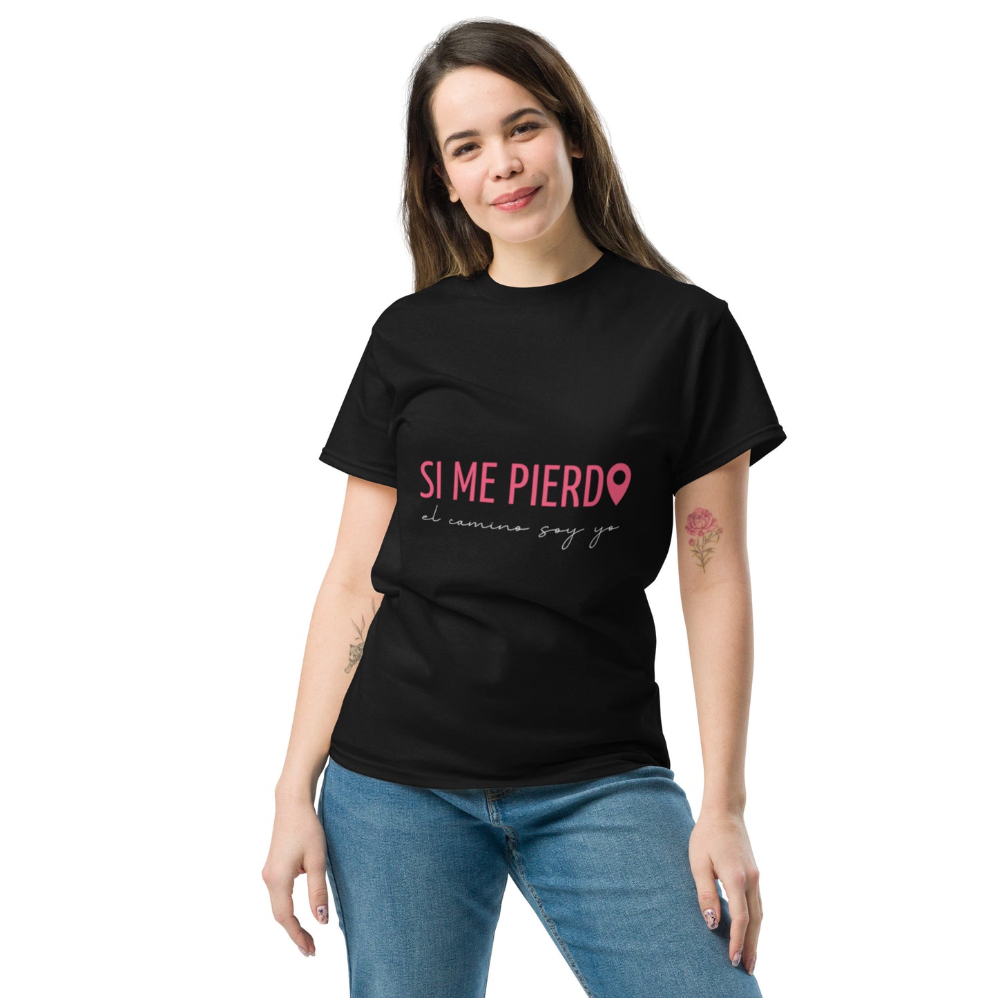 Mujer con camiseta negra “Si me pierdo el camino soy yo”, frontal, símbolo de confianza y fuerza interior.