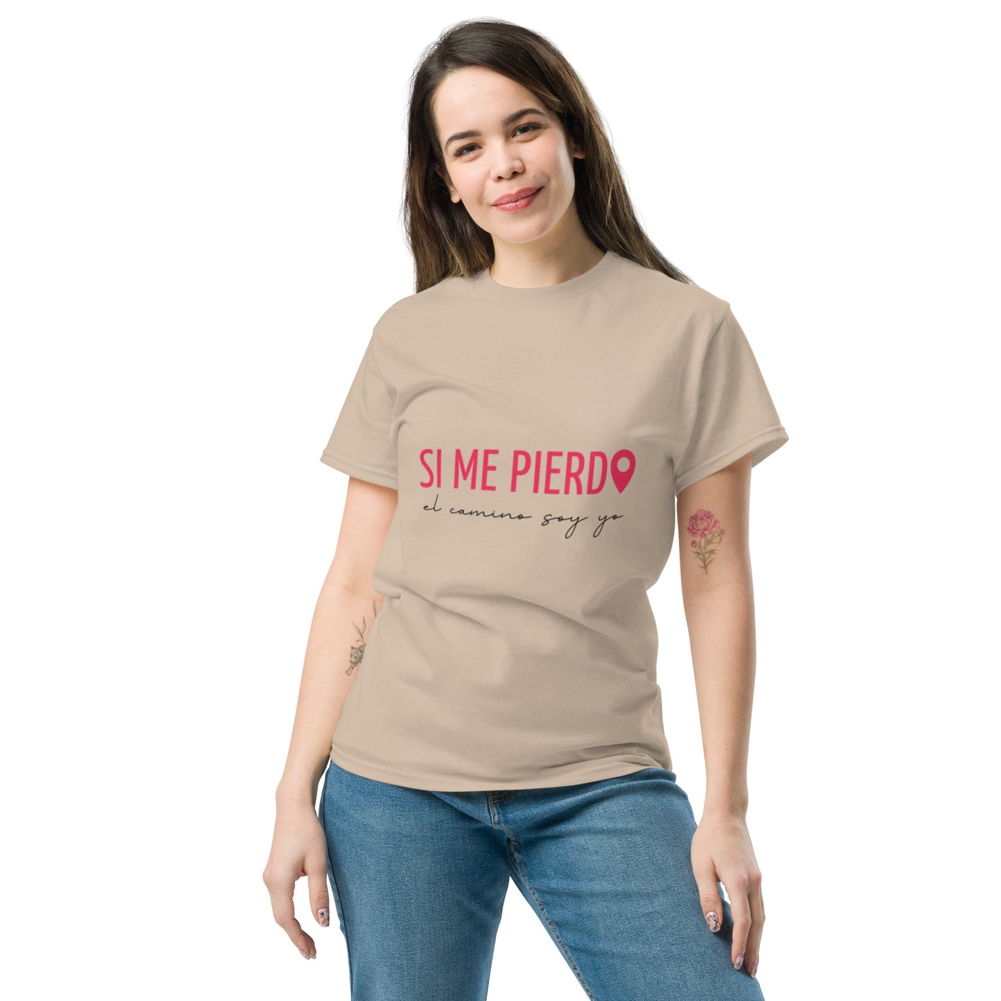 Mujer con camiseta sand “Si me pierdo el camino soy yo”, frontal, diseño limpio y consciente.
