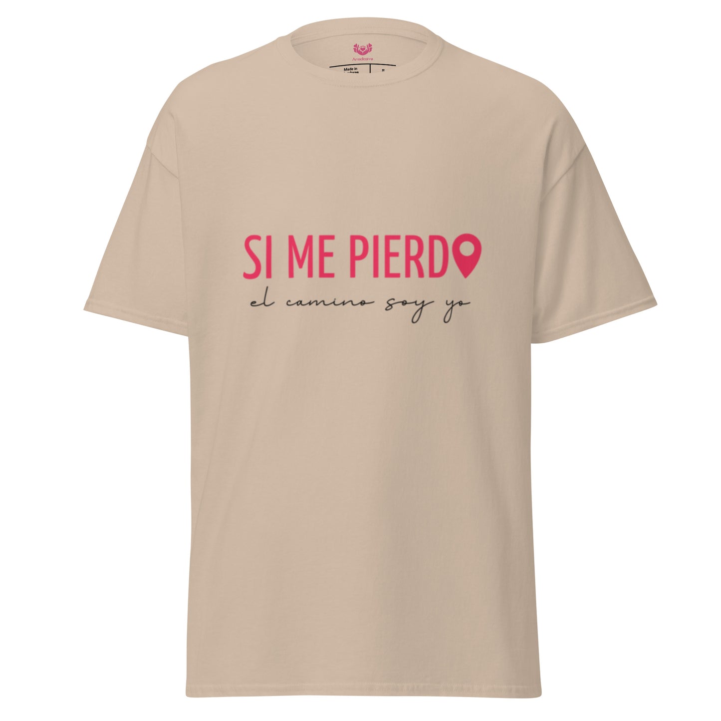 Detalle de camiseta sand, textura suave y frase positiva Amadíssima.
