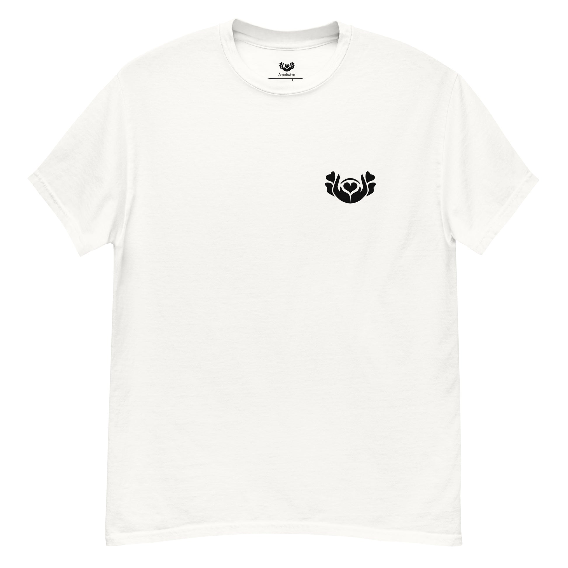 Detalle del símbolo Amadíssima en camiseta blanca “Discreta”