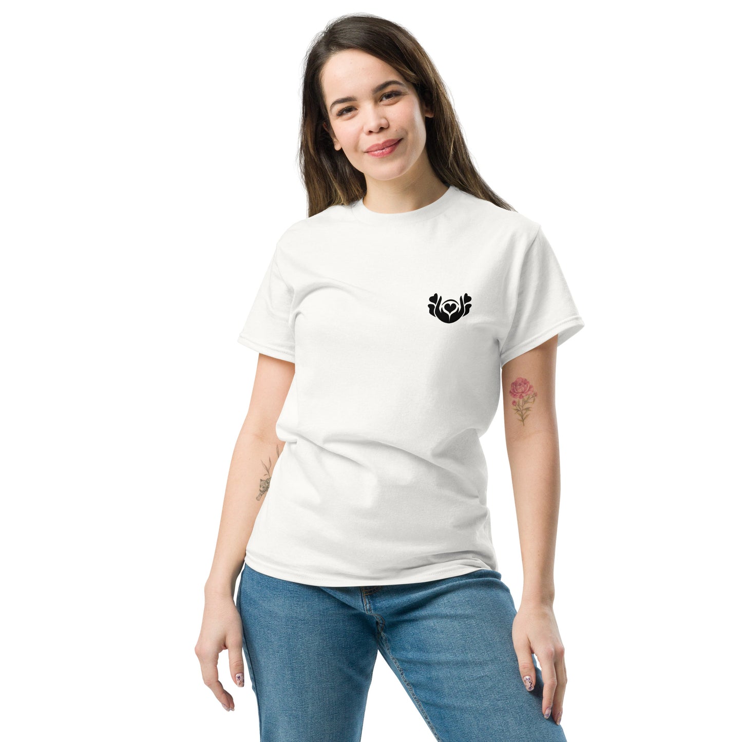 Camiseta blanca “Discreta” con símbolo Amadíssima, vista frontal