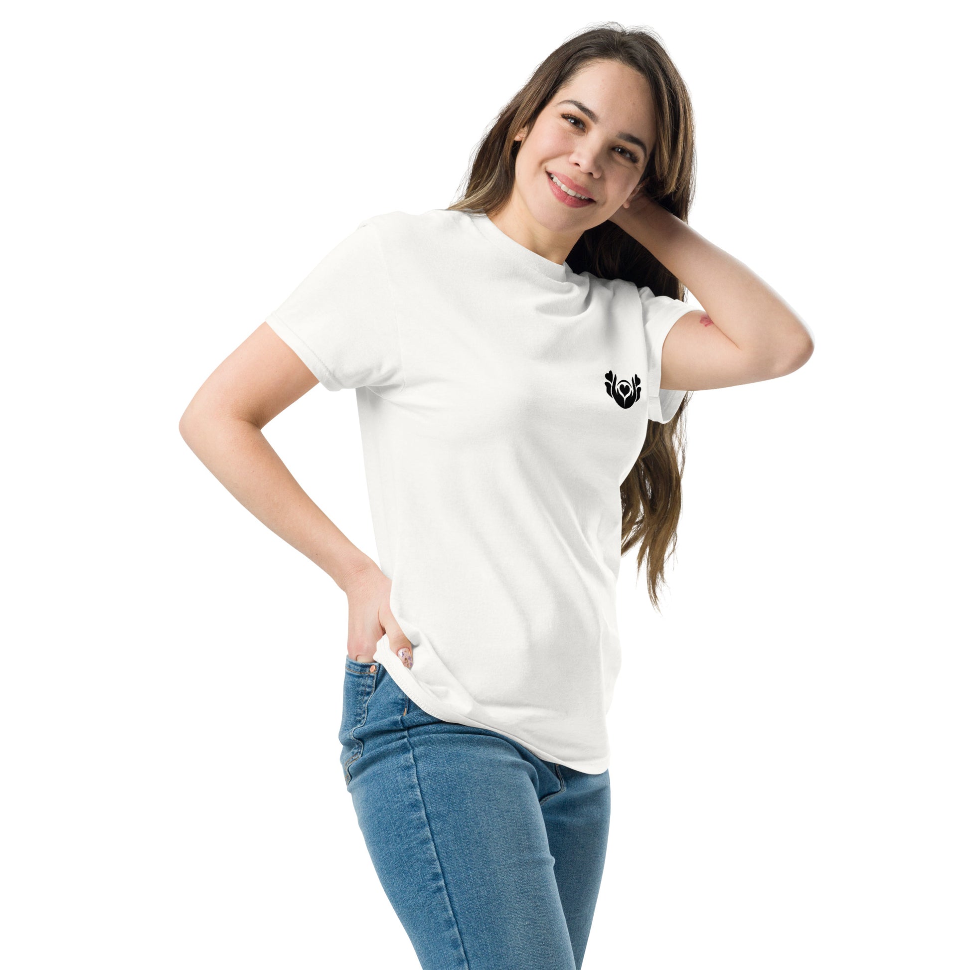 Camiseta blanca “Discreta” con símbolo Amadíssima, vista de perfil
