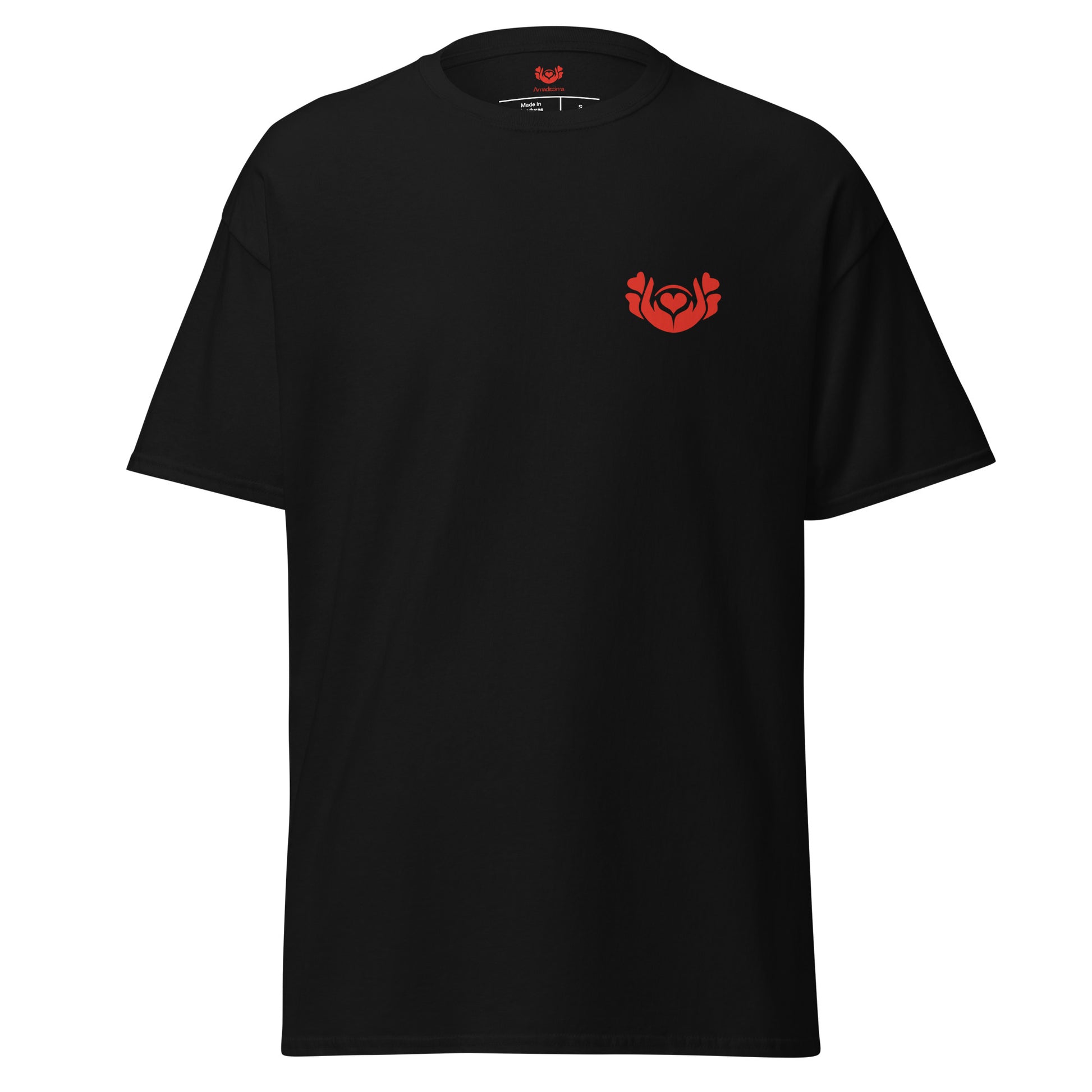 Detalle del símbolo rojo en camiseta negra “Discreta y Encendida”
