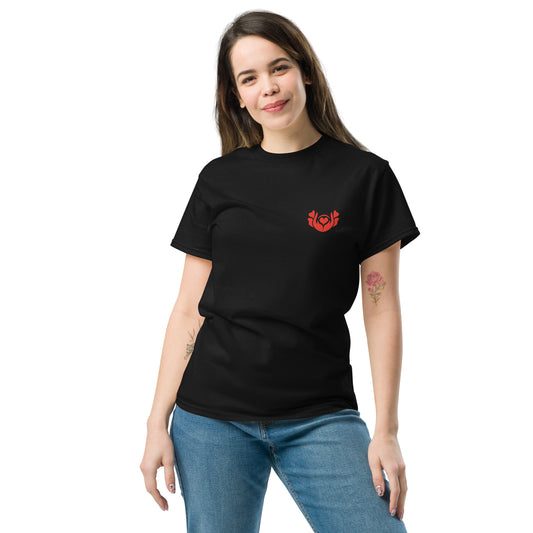 Camiseta negra “Discreta y Encendida” con símbolo rojo Amadíssima, vista frontal